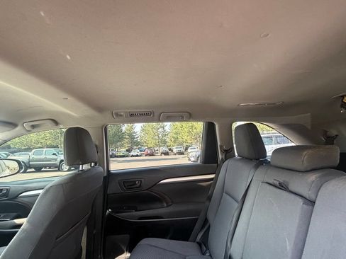 Used 2017 Toyota Highlander LE w/ Carpet Mat Package AWD/4WD image 19