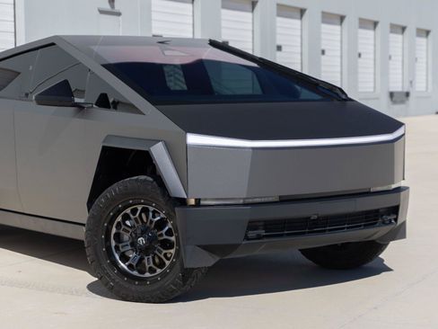 Used 2024 Tesla Cybertruck AWD Crew Cab image 3