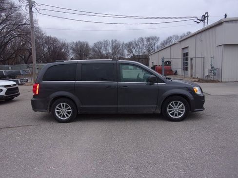 Used 2019 Dodge Grand Caravan SXT image 8