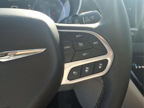 Used 2024 Chrysler Pacifica Touring-L image 16