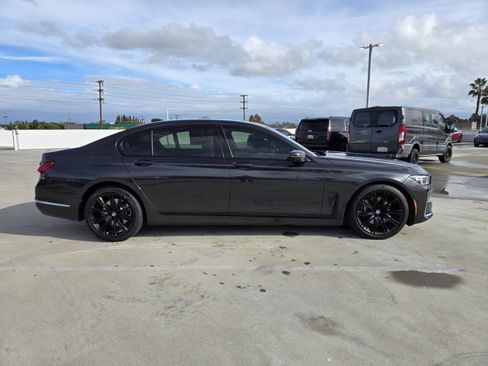 Used 2022 BMW 740i image 2