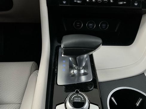 Used 2025 Genesis G70 2.5T image 24