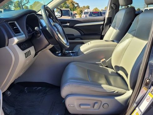 Used 2019 Toyota Highlander XLE image 11