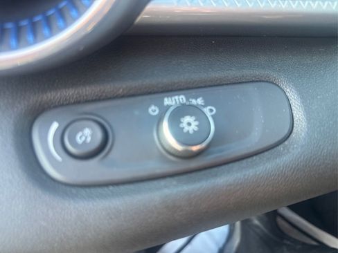 Used 2024 Chevrolet Trax LT w/ Sunroof Package image 15