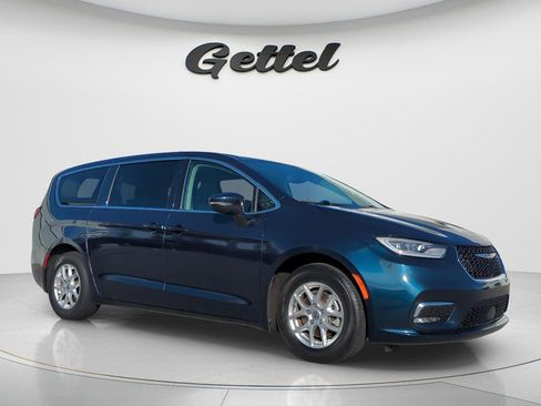 Used 2023 Chrysler Pacifica Touring-L image 24