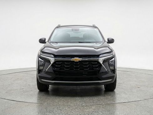 Used 2025 Chevrolet Trax LT w/ LT Convenience Package image 2
