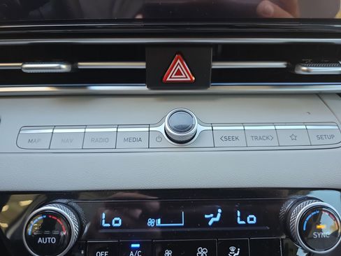 Used 2025 Hyundai Elantra Limited image 16