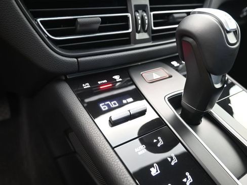 Certified 2023 Porsche Macan AWD/4WD image 17