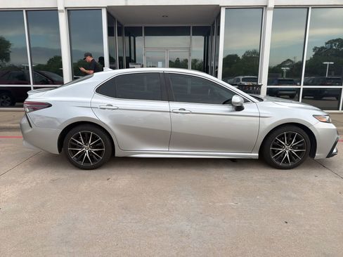 Used 2022 Toyota Camry SE FWD image 5