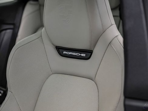 Used 2025 Porsche Macan 4 Electric AWD/4WD image 39