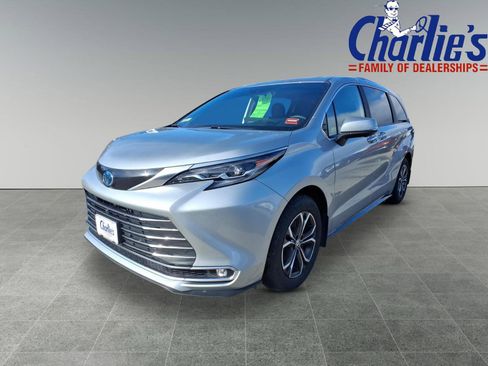 Certified 2025 Toyota Sienna Platinum AWD/4WD image 1