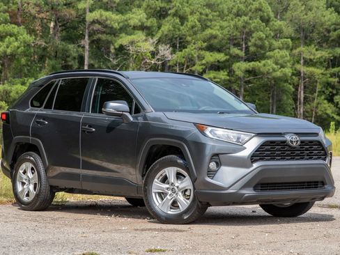 Used 2021 Toyota RAV4 XLE FWD image 3