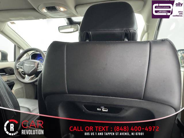 Used 2023 Chrysler Pacifica Touring-L FWD image 56