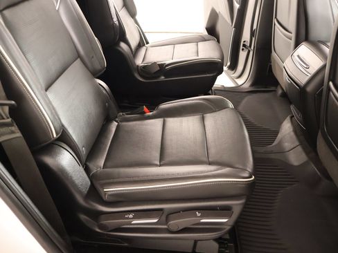 Used 2022 Cadillac Escalade Premium Luxury AWD/4WD image 16