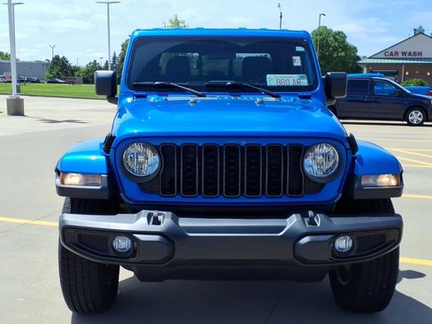 Used 2024 Jeep Gladiator Sport AWD/4WD image 8