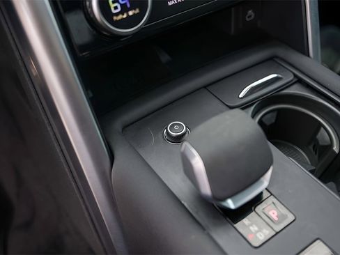 Used 2024 Land Rover Discovery Metropolitan Edition image 23