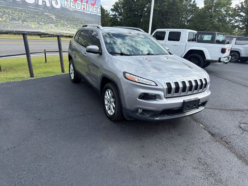 Used 2017 Jeep Cherokee Latitude w/ Cold Weather Group AWD/4WD image 3
