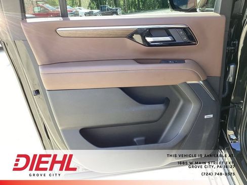 Used 2025 Chevrolet Suburban High Country AWD/4WD image 13