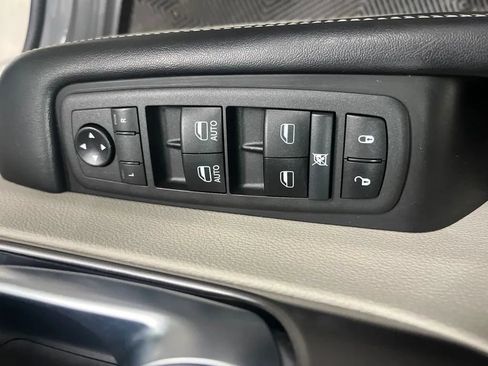 Used 2021 Chrysler Pacifica Touring-L FWD image 19