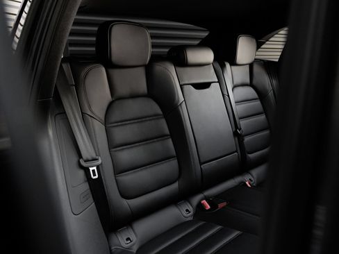Certified 2026 Porsche Macan AWD/4WD image 32