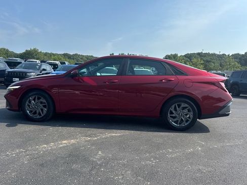 Used 2024 Hyundai Elantra SEL FWD image 2