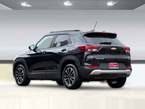 Used 2025 Chevrolet TrailBlazer LT FWD image 3