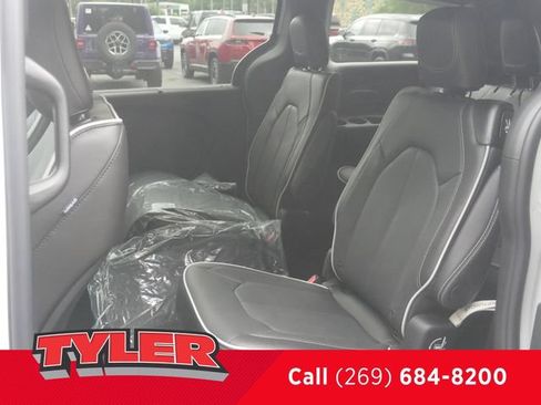 New 2027 Chrysler Pacifica Limited FWD image 40