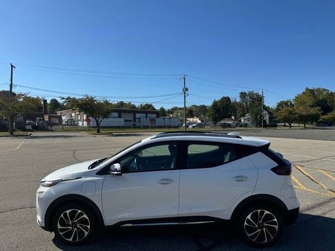 Used 2023 Chevrolet Bolt EUV Premier w/ Sun & Sound Package image 8