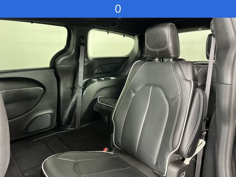 Used 2025 Chrysler Pacifica Limited FWD image 24