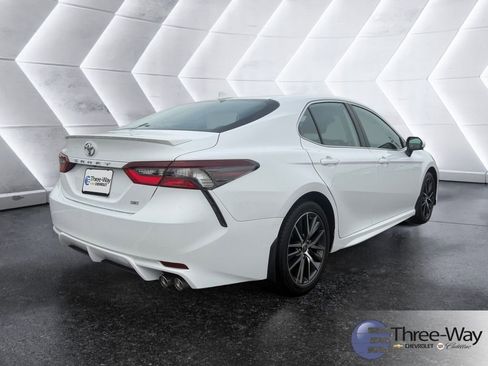 Used 2024 Toyota Camry SE image 5