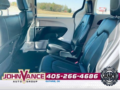 Used 2023 Chrysler Pacifica Touring-L image 16