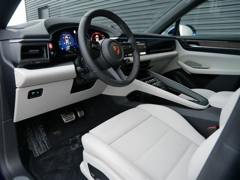 New 2025 Porsche Macan 4S Electric image 4