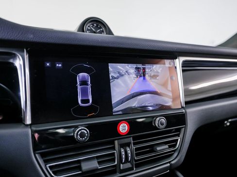 Certified 2025 Porsche Macan image 19