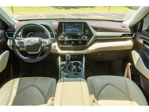 Used 2022 Toyota Highlander XLE FWD image 21