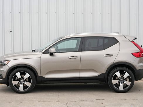 Used 2022 Volvo XC40 T5 Momentum w/ Premium Package image 47