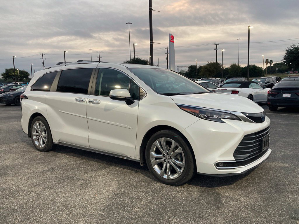 Certified 2024 Toyota Sienna Platinum FWD image 3