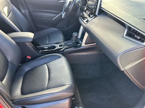 Used 2022 Toyota Corolla Cross XLE image 9