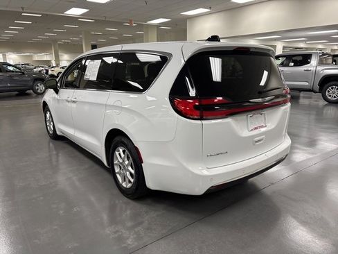 Used 2024 Chrysler Pacifica Touring-L image 5