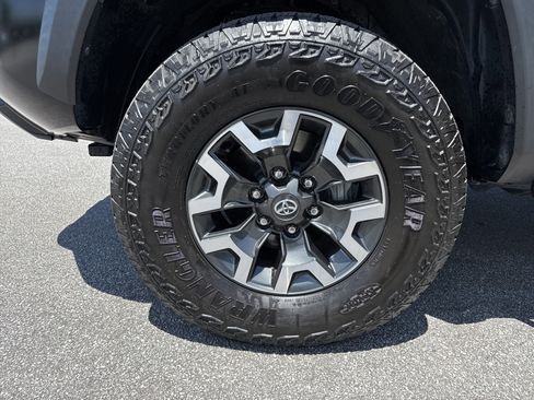Used 2023 Toyota Tacoma TRD Off-Road w/ Technology Package AWD/4WD image 13