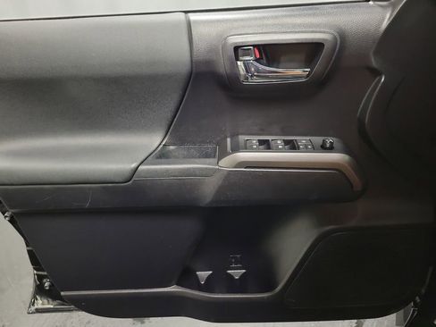 Used 2020 Toyota Tacoma TRD Off-Road AWD/4WD image 21