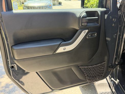 Used 2018 Jeep Wrangler Unlimited Sahara w/ Connectivity Group AWD/4WD image 13