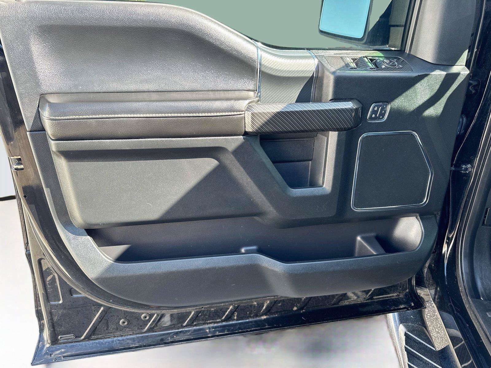 Used 2018 Ford F150 Lariat w/ Equipment Group 502A Luxury AWD/4WD image 9