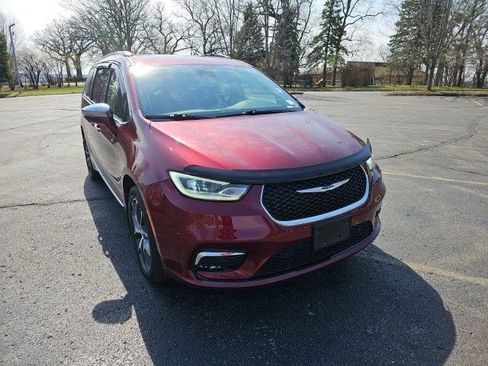 Used 2022 Chrysler Pacifica Limited w/ Uconnect Theater Family Group image 8