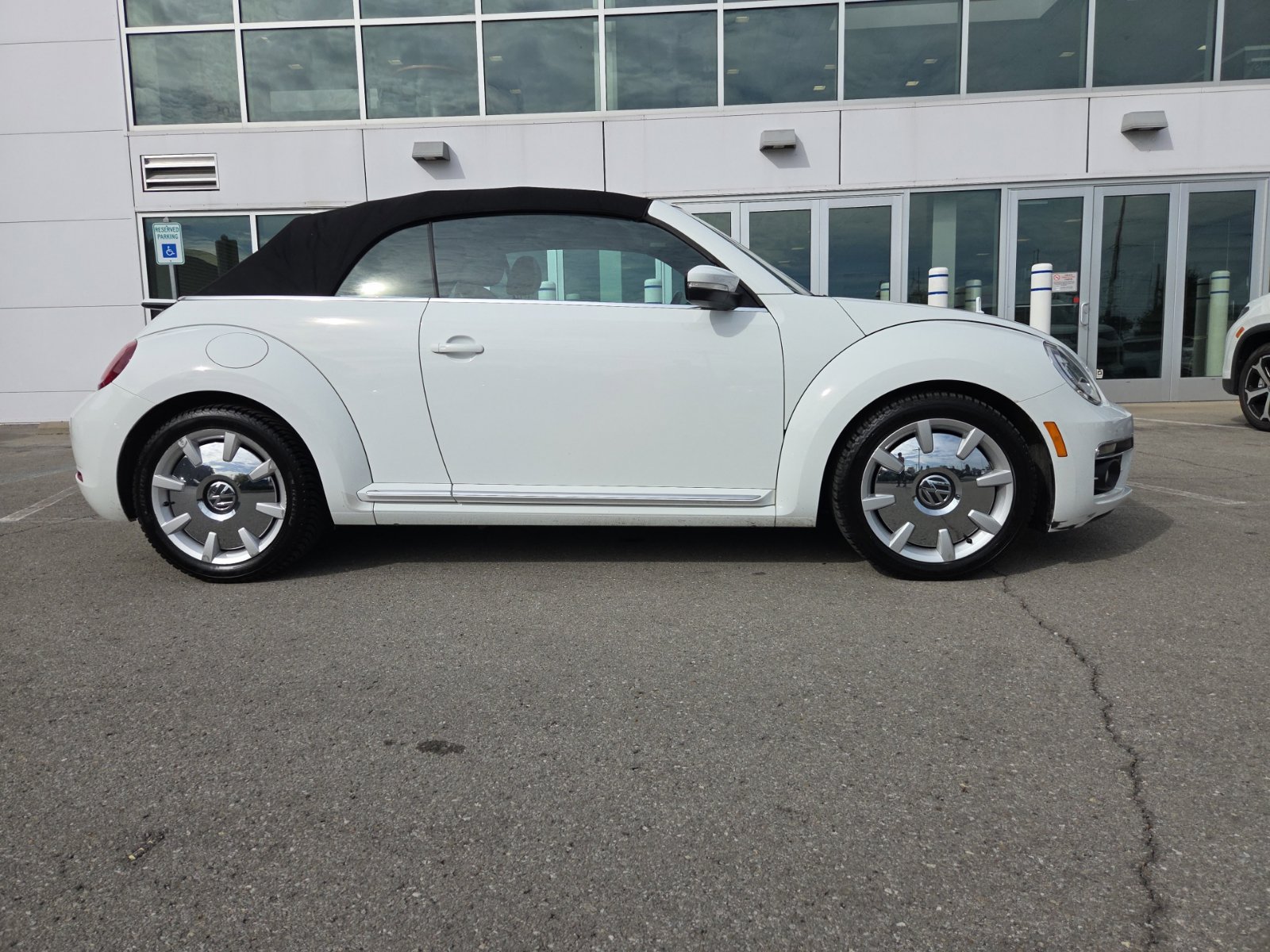 Used 2019 Volkswagen Beetle 2.0T SE FWD image 2