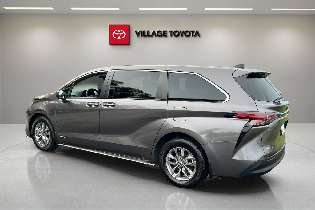 Certified 2021 Toyota Sienna LE FWD image 3