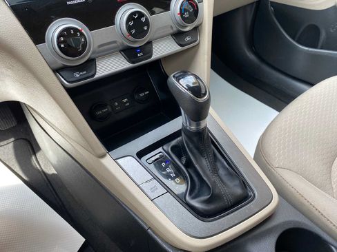 Used 2019 Hyundai Elantra SE FWD image 19