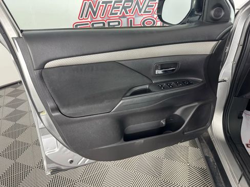 Used 2018 Mitsubishi Outlander ES image 29