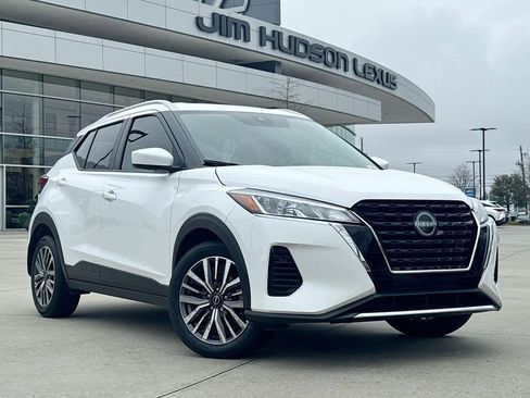 Used 2024 Nissan Kicks SV image 2