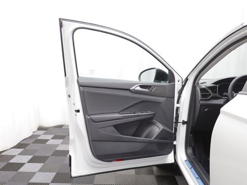 New 2026 Volkswagen Taos SE image 4