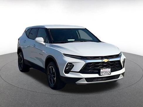 Used 2025 Chevrolet Blazer LT image 3
